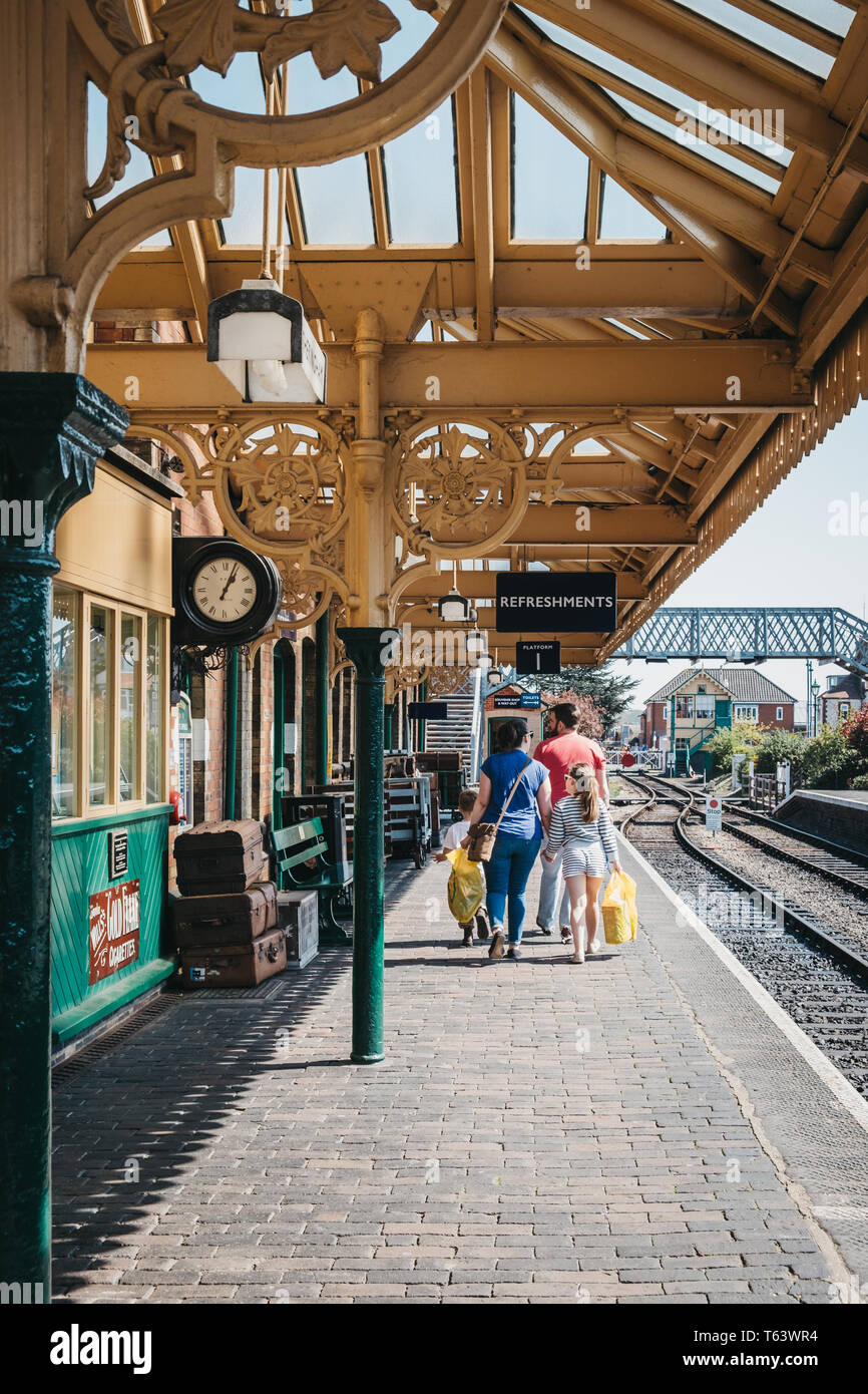 Sheringham, Großbritannien - 21 April, 2019: Familie gehen auf einem Bahnsteig von Sheringham Bahnhof an einem sonnigen Frühlingstag. Sheringham ist ein Englischer seasid Stockfoto