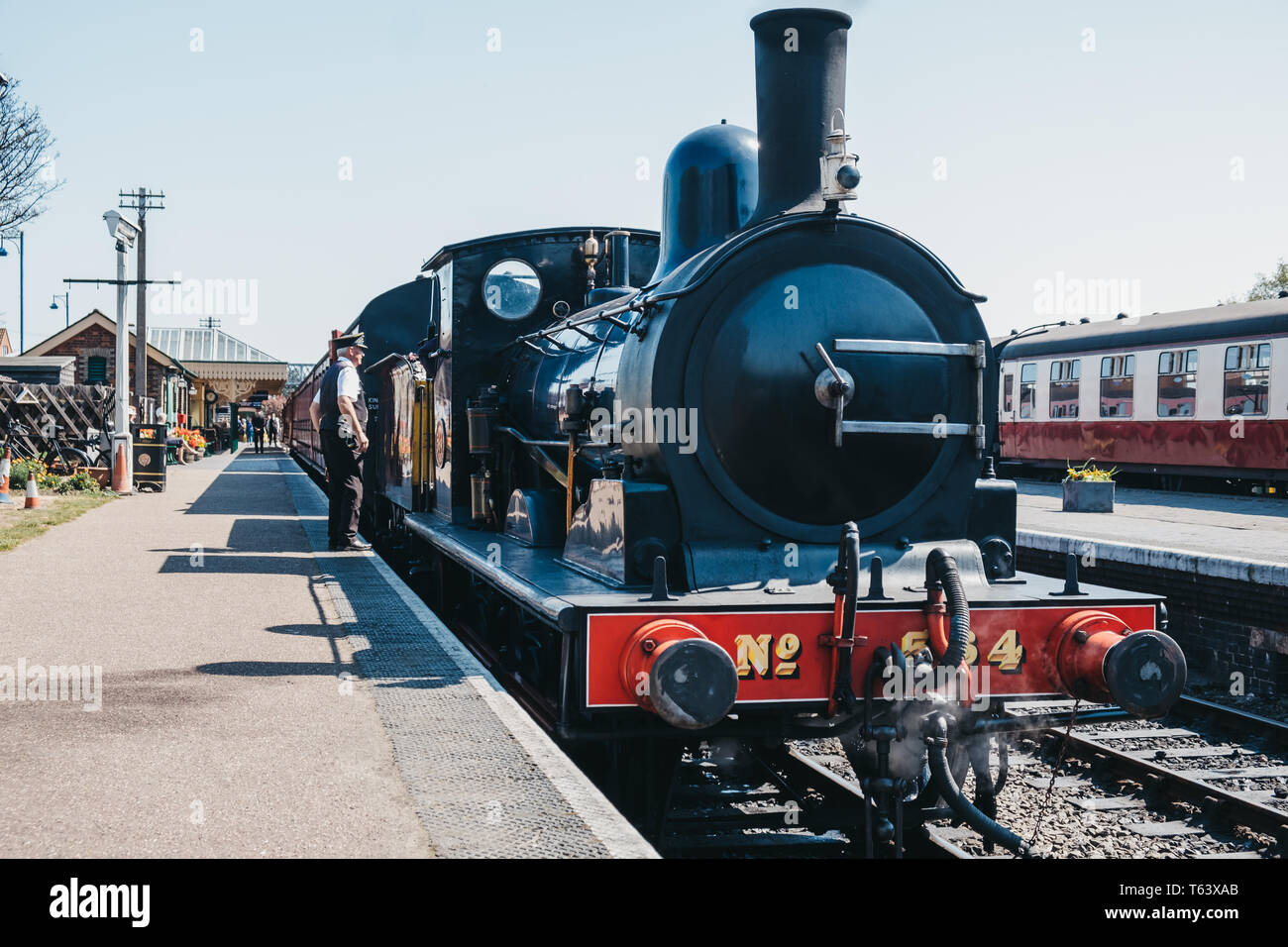 Sheringham, Großbritannien - 21 April, 2019: Leiter stehend durch die Kabine der Poppy Linie Zug, auch als die North Norfolk Eisenbahn, ein Erbe Dampf Eisenbahn bekannt Stockfoto