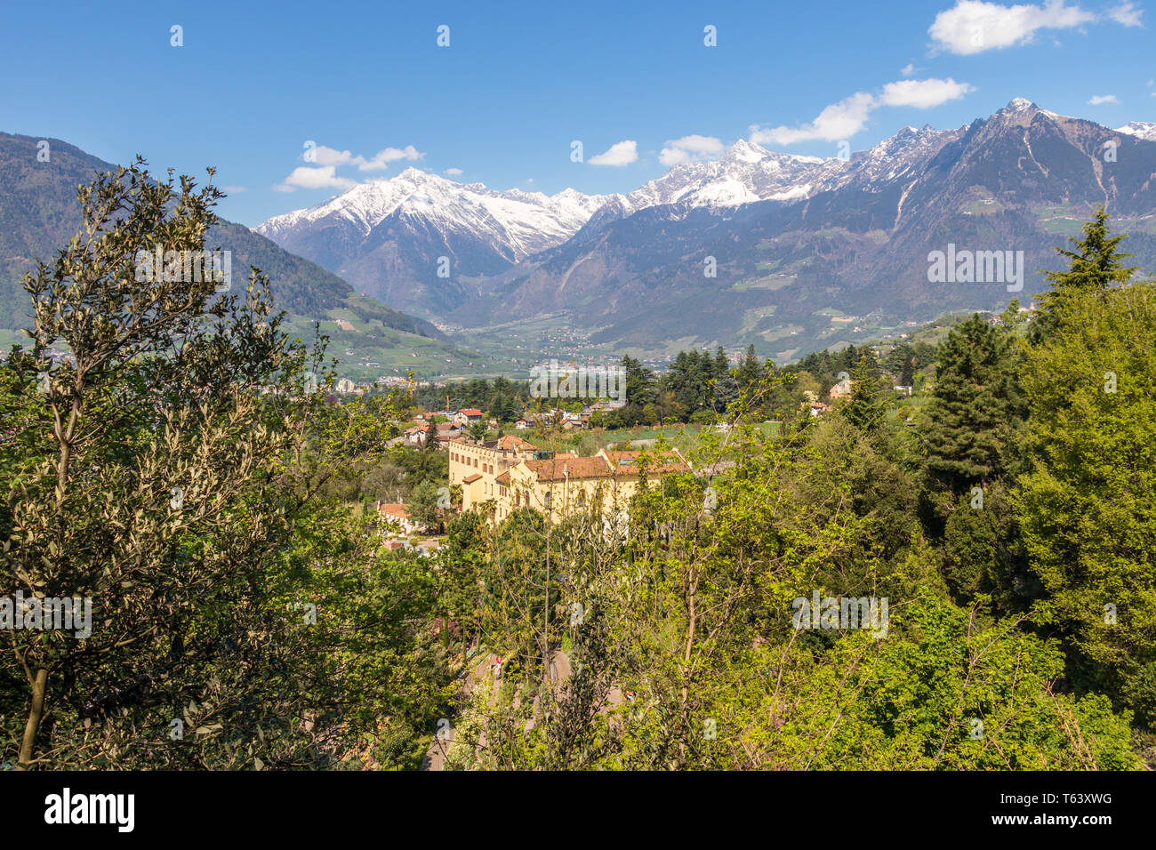 Panorama von Schloss Trauttmansdorff zwischen einem grünen Alpen Landschaft und der botanische Garten von Meran. Meran, Provinz Bozen, Südtirol, Italien. Stockfoto