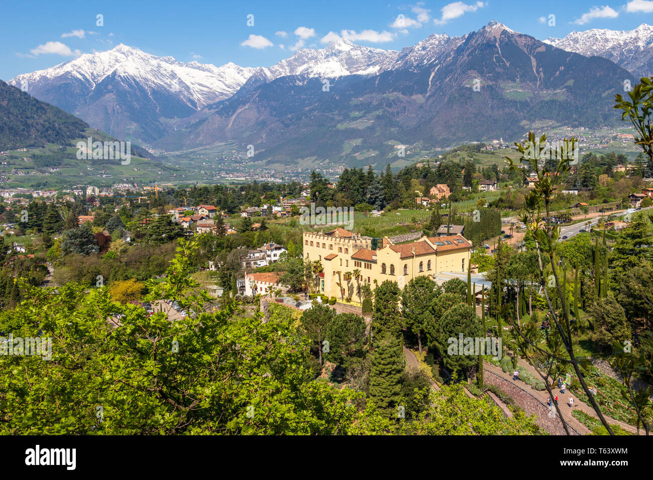 Blick auf Schloss Trauttmansdorff zwischen einem grünen Alpen Landschaft und der botanische Garten von Meran. Meran, Provinz Bozen, Südtirol, Italien. Stockfoto