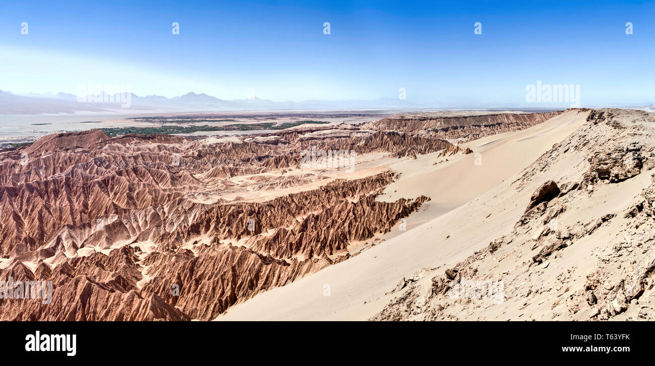 Panorama von Valle de La Muerte (Tal des Todes), Atacama Wüste. Region de Antofagasta. Chile Stockfoto