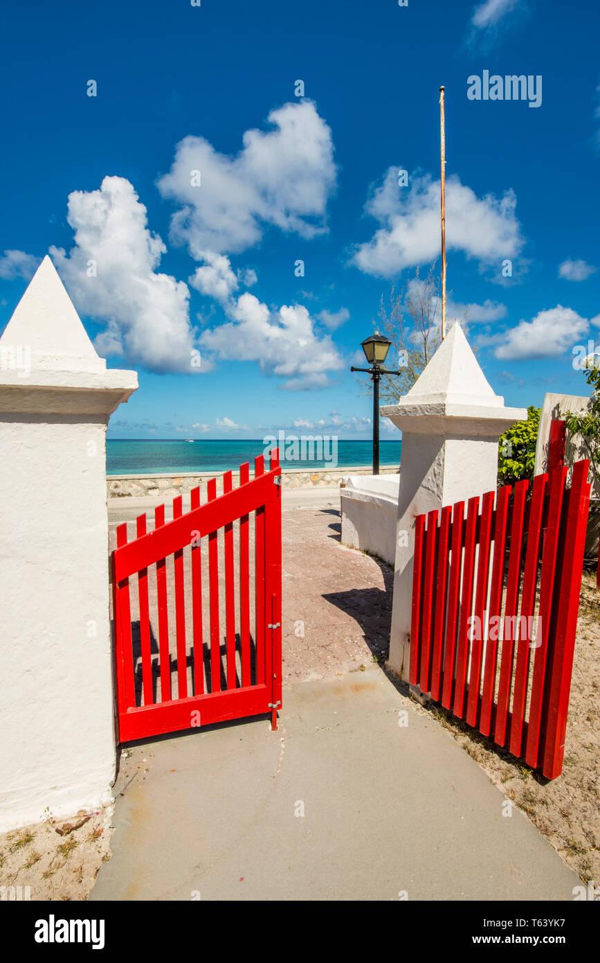 Red Gate, Saint Mary's Anglican Church, Cockburn Town, Grand Turk Island, Turks- und Caicosinseln, Karibik. Stockfoto