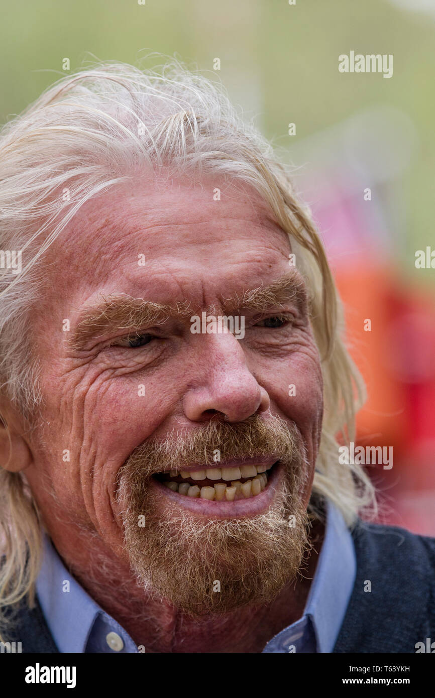 Sir Richard Branson am Ende der 2019 Virgin Money London Marathon, über 40.000 Läufer nahmen an den Marathon in London an diesem Wochenende. Stockfoto