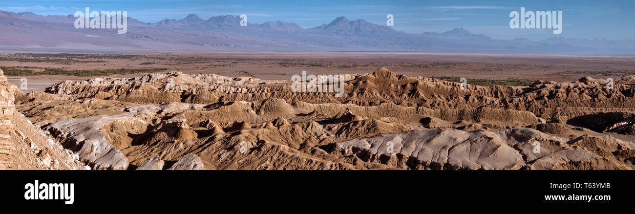 Salz in die Felsen Erosion verursacht schweren Schnee schmelzen. Cordillera de la Sal" (spanisch für Salz Mountain Range), Atacama Wüste Norte Grande, chilenischen Anden. Stockfoto