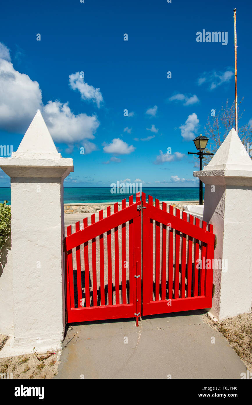 Red Gate, Saint Mary's Anglican Church, Cockburn Town, Grand Turk Island, Turks- und Caicosinseln, Karibik. Stockfoto