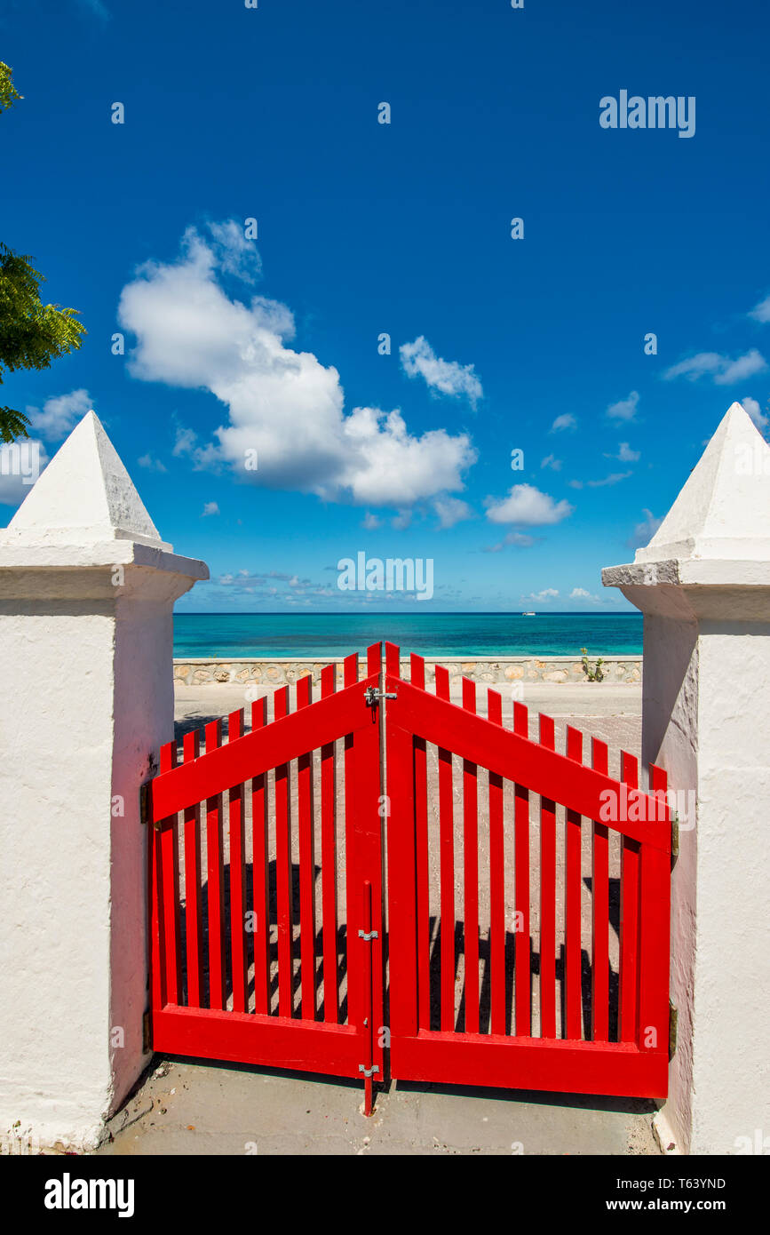 Red Gate, Saint Mary's Anglican Church, Cockburn Town, Grand Turk Island, Turks- und Caicosinseln, Karibik. Stockfoto