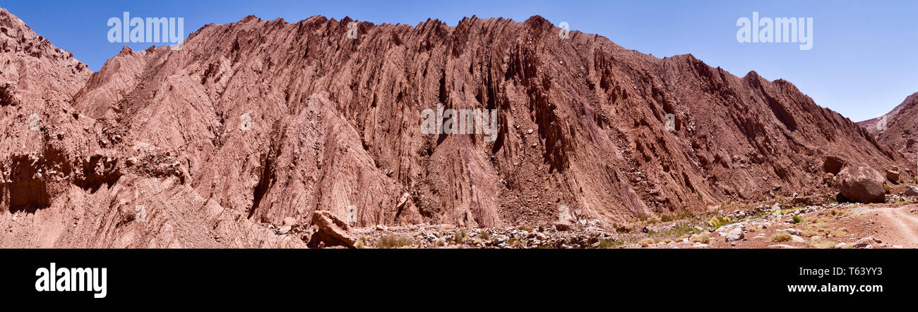 Vertikale umgedrehten sedimentry Betten Schichten, Atacama Antofagasta Region Norte Grande, Norte Grande, Chile, Südamerika. Stockfoto