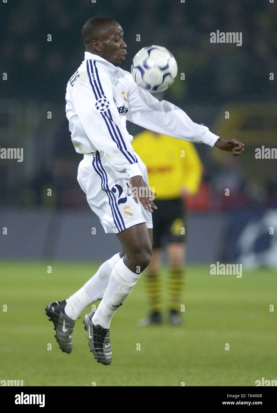 Westfalenstadion Dortmund Deutschland 25.2.2003, Fußball: UEFA Champions League Borussia Dortmund (gelb) vs Real Madrid (weiss) 1:1------- Claude Makelele (RMA) Stockfoto