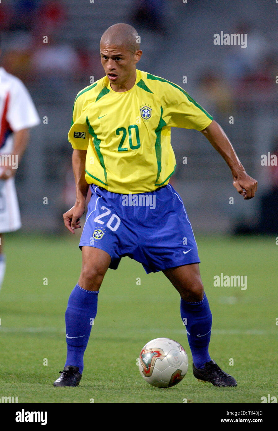 Stade de Gerland Lyon Frankreich, 21.06.2003, Fussball: FIFA Confederations Cup, Brasil (gelb) vs USA (weiss) 1:0 - - - Alex (BRA) Stockfoto