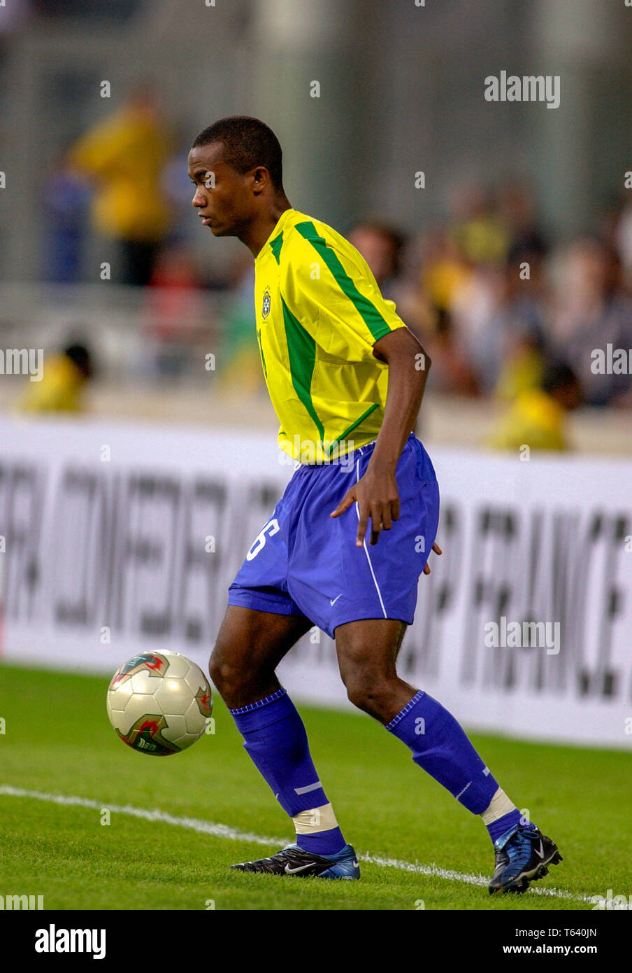 Stade de Gerland Lyon Frankreich, 21.06.2003, Fussball: FIFA Confederations Cup, Brasil (gelb) vs USA (weiss) 1:0 --- Kleber (BRA) Stockfoto