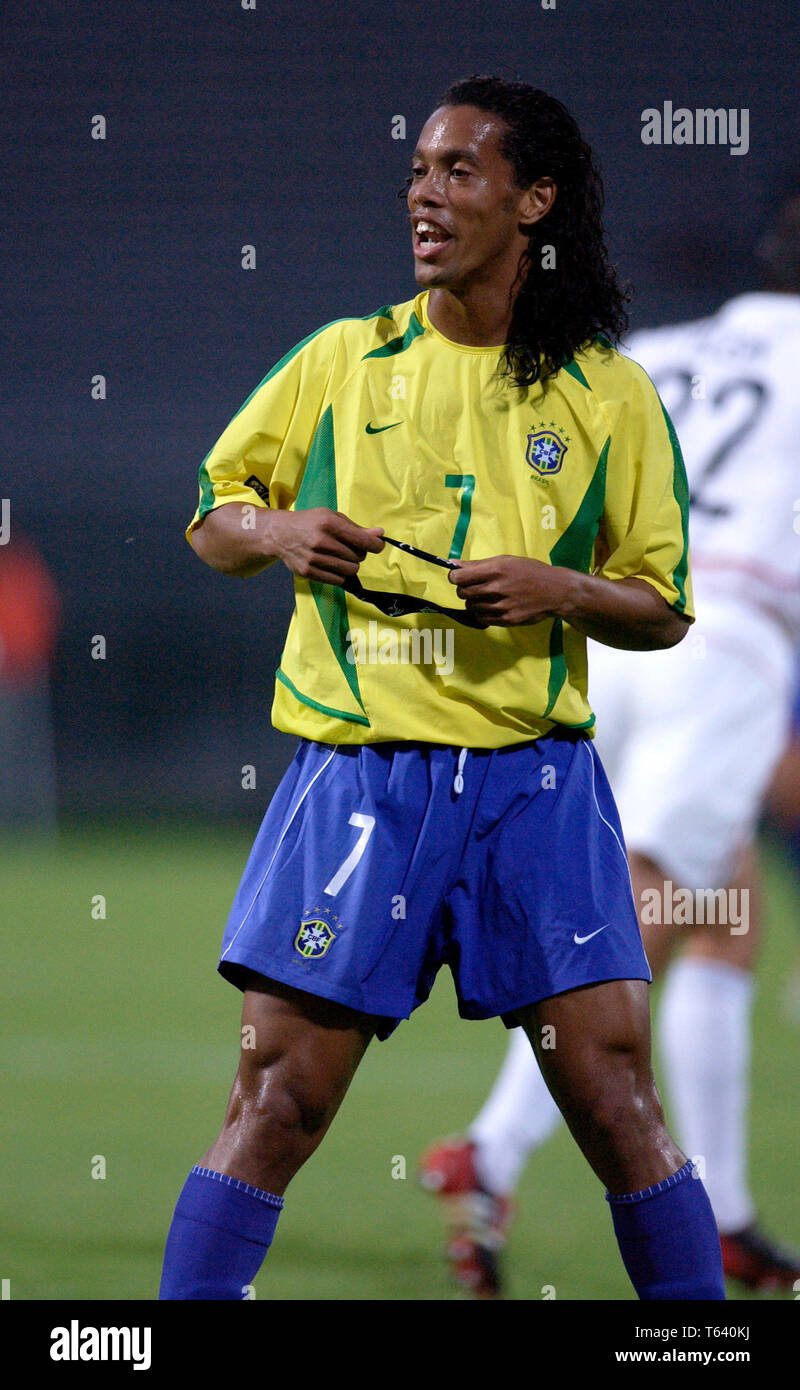 Stade de Gerland Lyon Frankreich, 21.06.2003, Fussball: FIFA Confederations Cup, Brasil (gelb) vs USA (weiss) 1:0 - - - Ronaldinho (BRA) Stockfoto