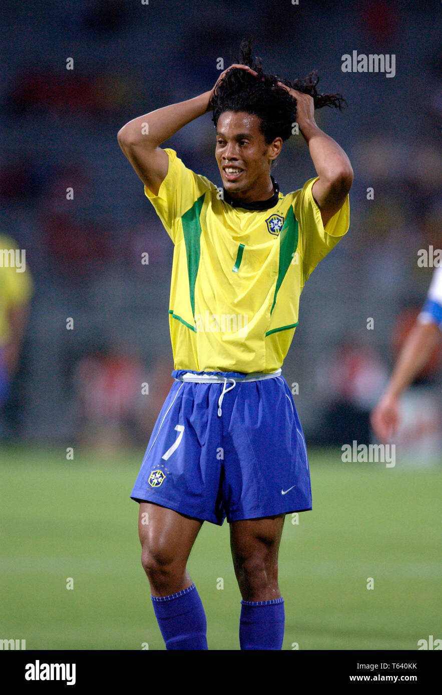 Stade de Gerland Lyon Frankreich, 21.06.2003, Fussball: FIFA Confederations Cup, Brasil (gelb) vs USA (weiss) 1:0 - - - Ronaldinho (BRA) Stockfoto