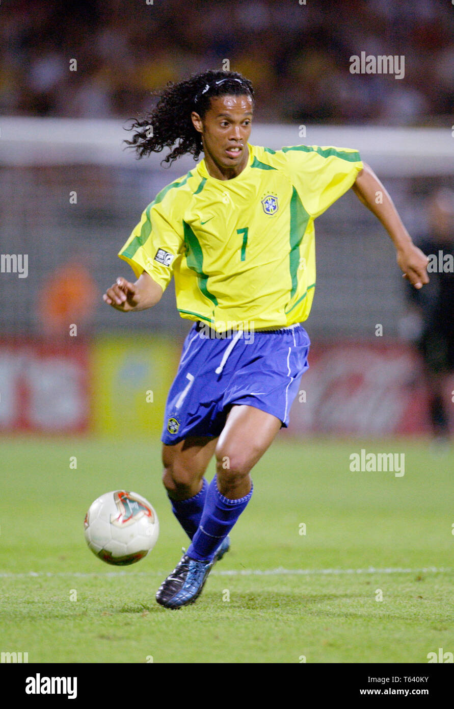 Stade de Gerland Lyon Frankreich, 21.06.2003, Fussball: FIFA Confederations Cup, Brasil (gelb) vs USA (weiss) 1:0 - - - Ronaldinho (BRA) Stockfoto