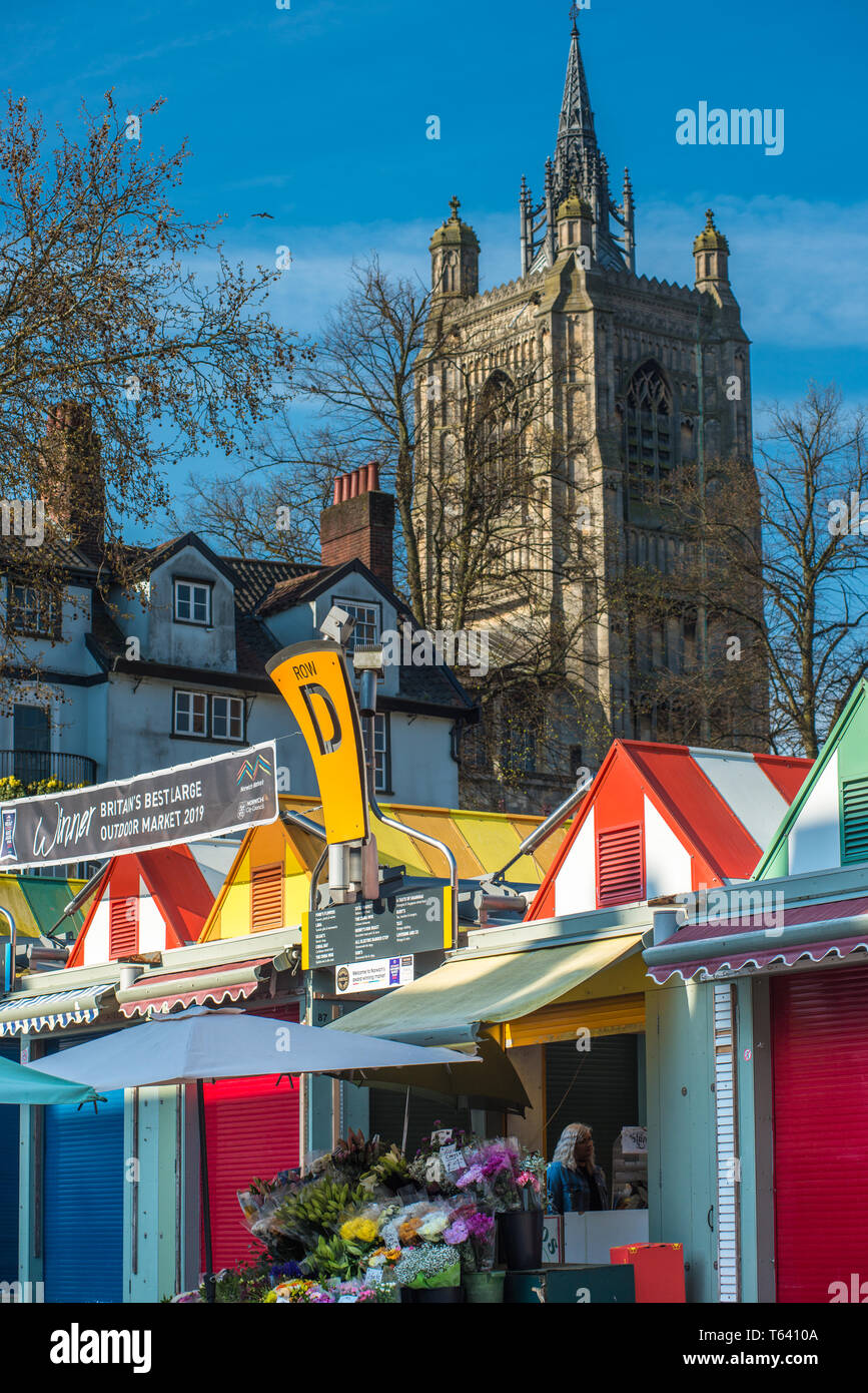 Bunte Marktstände von Norwich City Markt mit St Peter Mancroft Kirche nach hinten. Norfolk, East Anglia, England, UK. Stockfoto