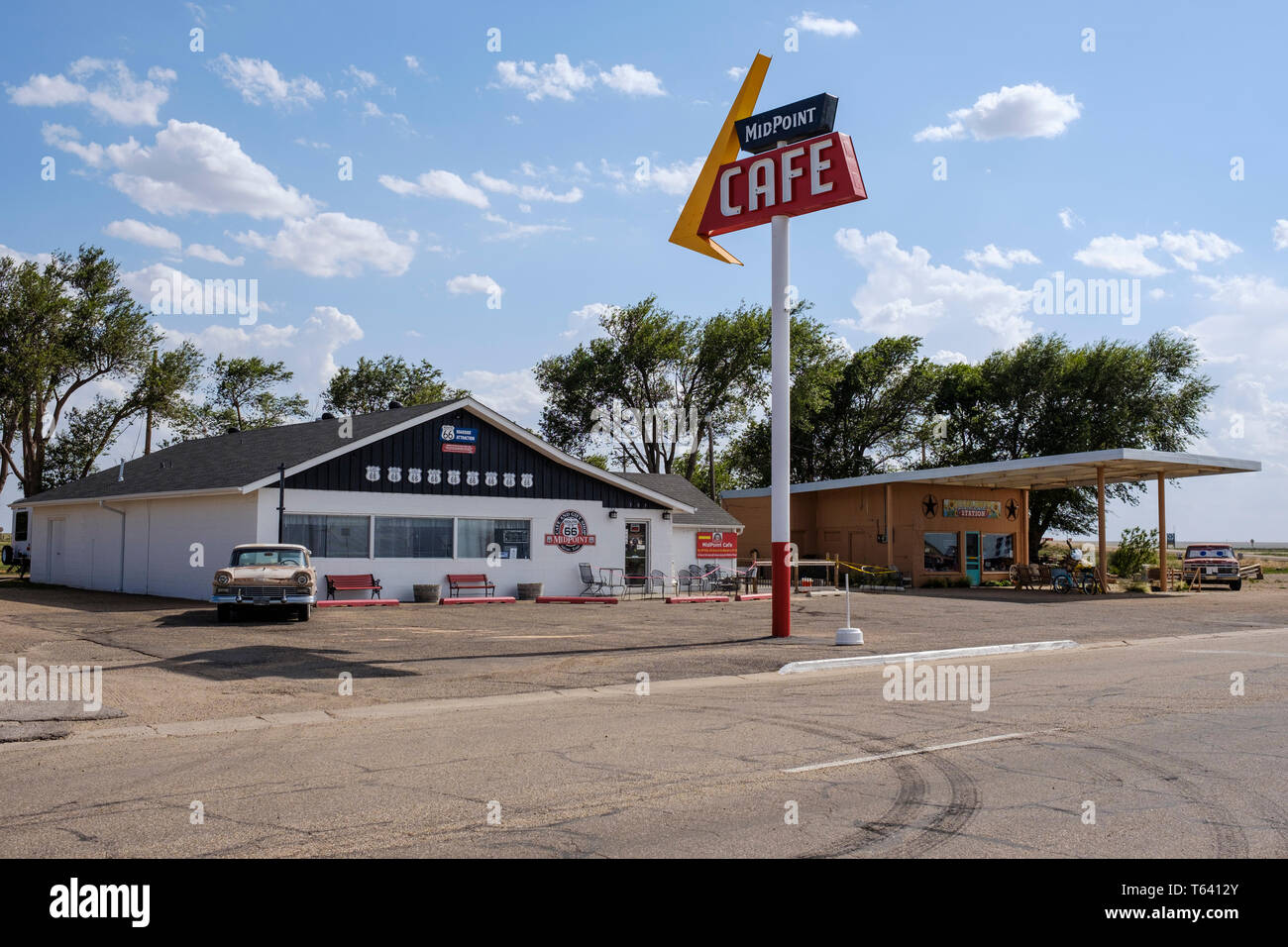 Die halbsumme Café ist ein Restaurant, Souvenir- und Antique Shop Über uns Route 66 in Adrian, Texas, USA Stockfoto