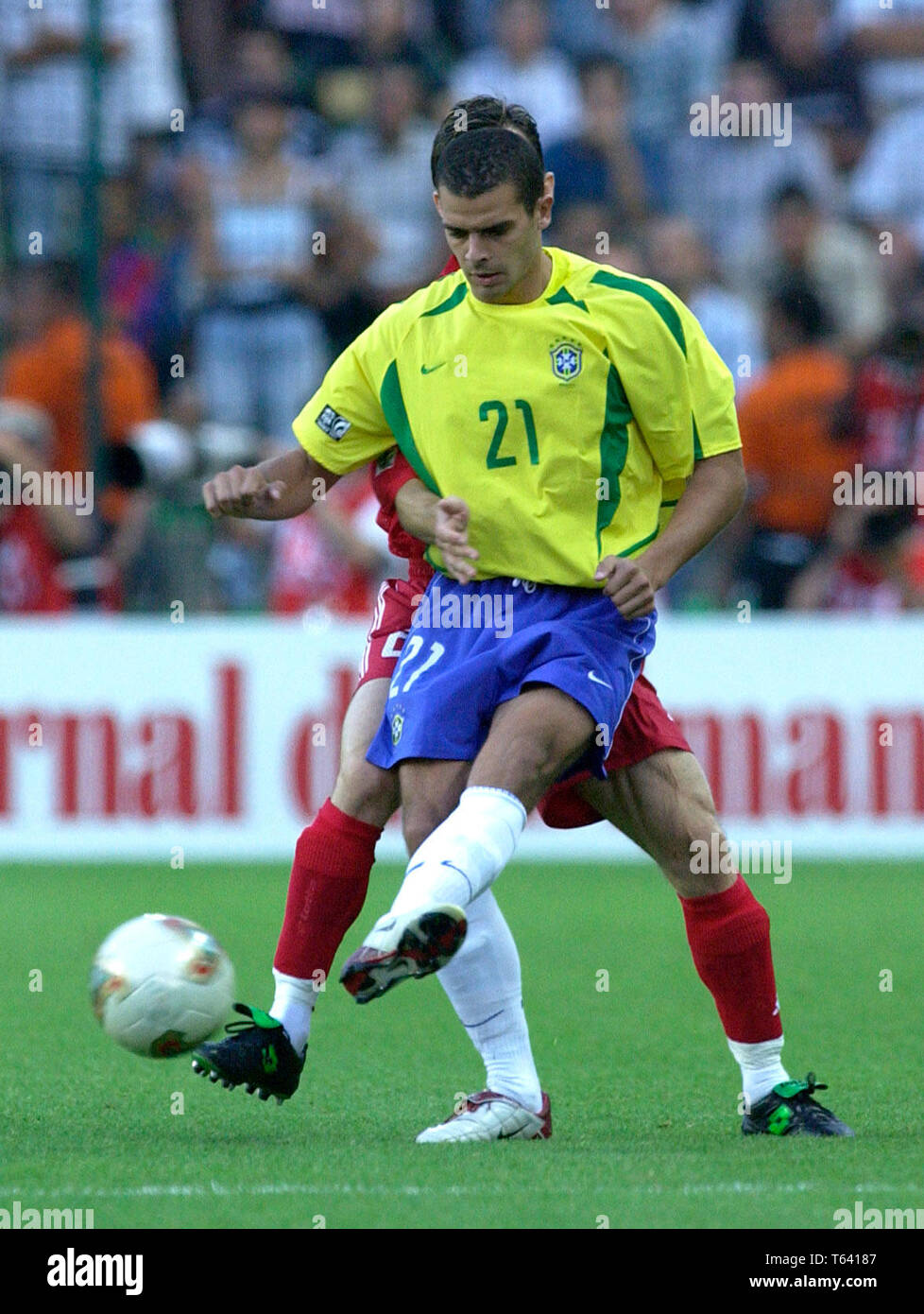 Stade Geoffroy-Guichard, Saint-Etienne, Frankreich 23.06.2003, Fussball: FIFA Confederations Cup, Brasil (gelb) vs Türkei (rot) 2:2 - - - Ilan (BRA) Stockfoto