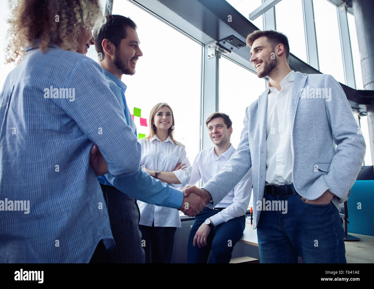 Business Partnerschaft treffen Konzept. Unternehmer Handshake. Erfolgreiche Geschäftsleute handshaking nach guter Deal. Stockfoto