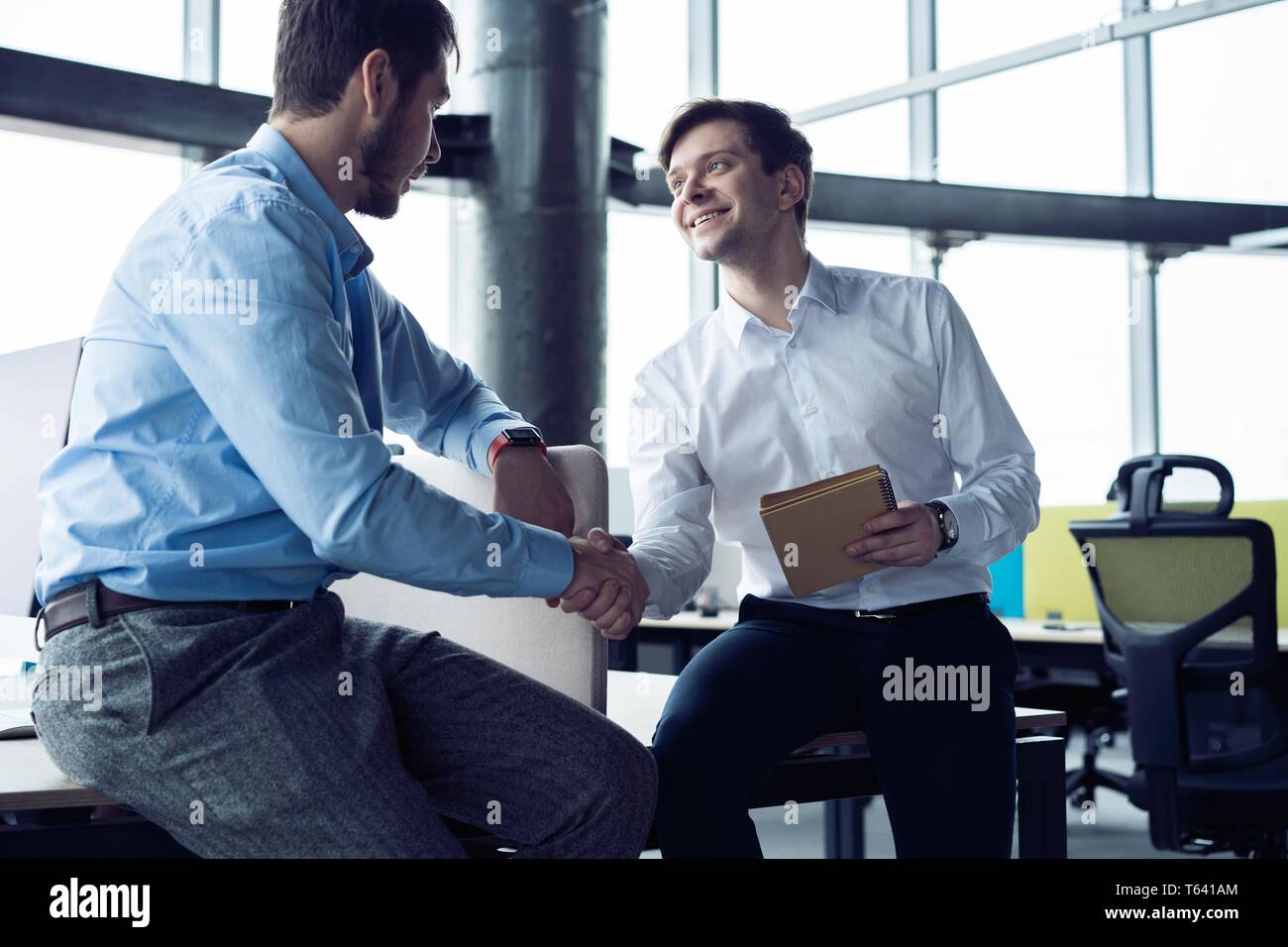 Business Partnerschaft treffen Konzept. Unternehmer Handshake. Erfolgreiche Geschäftsleute handshaking nach guter Deal. Stockfoto