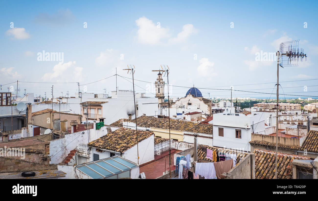 Luftbild der Altstadt von Oliva, Valencia, Spanien. Einen Panoramablick auf engen Straßen und alten maurischen Typ Häuser in der Farbe Weiß mit alten Kirchen Stockfoto