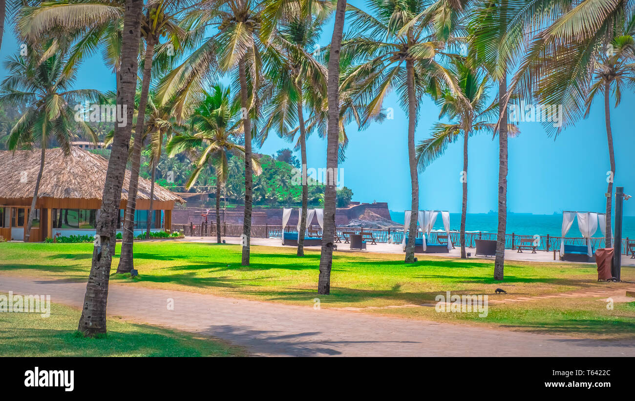 North Goa, Indien - Candolim Beach von Taj Holiday Resort mit Aguada fort. Berühmte touristische Sommerferien Ziel am Strand von Arabischen Meer Stockfoto