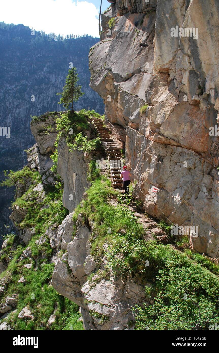 Weibliche Wanderer Kreuzung Via ferrata Sigeretplatte in der Nähe von Königssee, Nationalpark Berchtesgaden, Bayern, Deutschland Stockfoto
