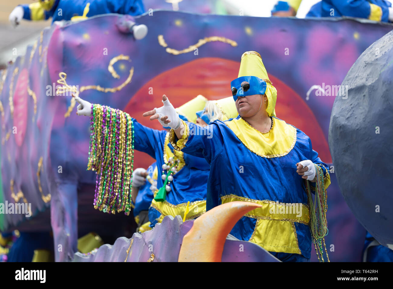 New Orleans, Louisiana, USA - 23. Februar 2019: Mardi Gras Parade, Mann, der traditionellen Kleidung, werfen Beads für die Zuschauer während der mard Stockfoto