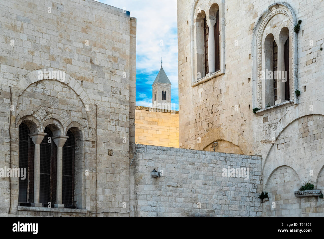 Mauern der mittelalterlichen Kathedrale von San Nicolas di Bari. Stockfoto