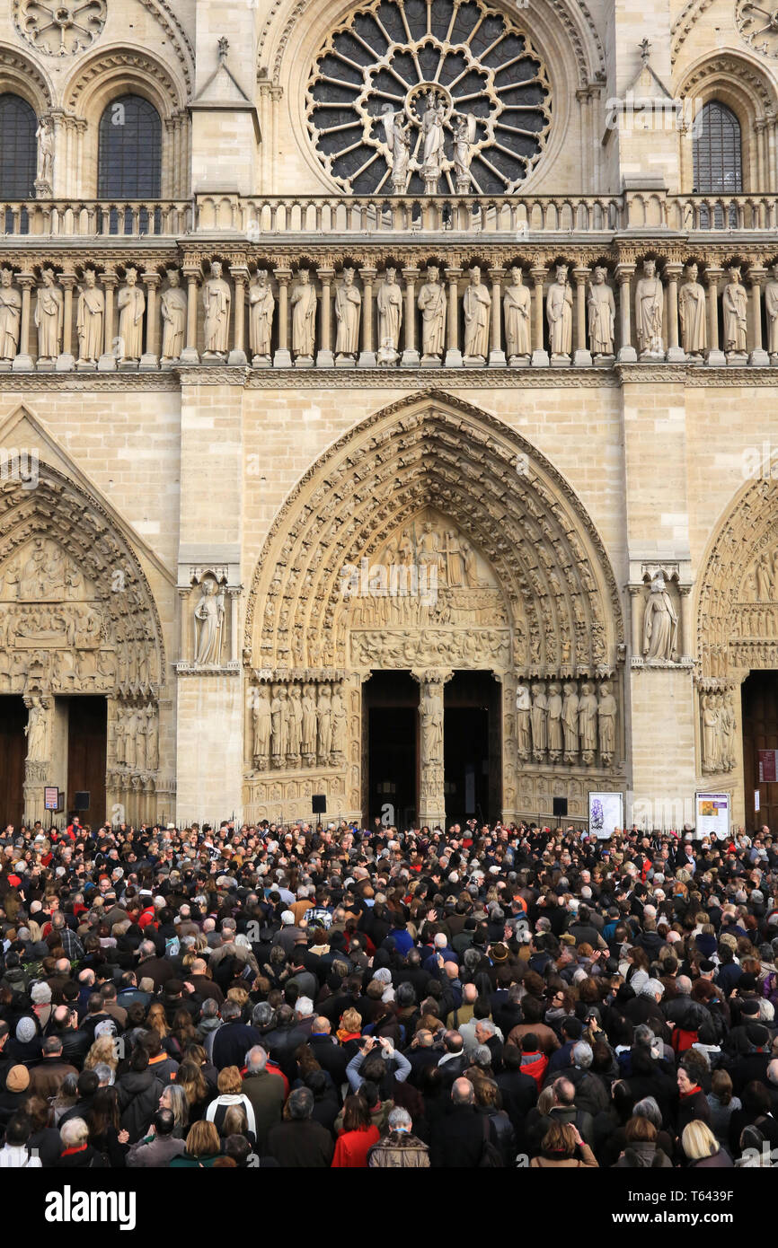 Einweihung du Nouvel Ensemble campanaire et Sonata des cloches. Cathédrale Notre-Dame de Paris. Stockfoto