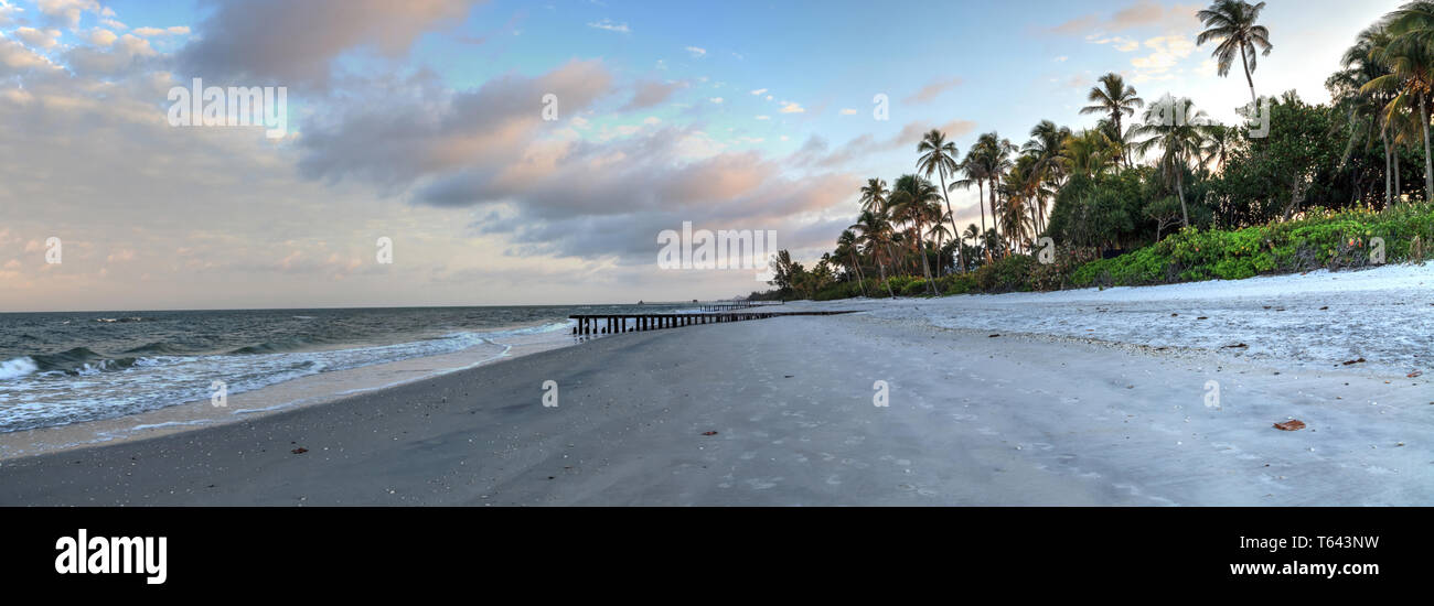 In einem verfallenen Pier am Strand in Port Royal, Naples, Florida Dawn. Stockfoto