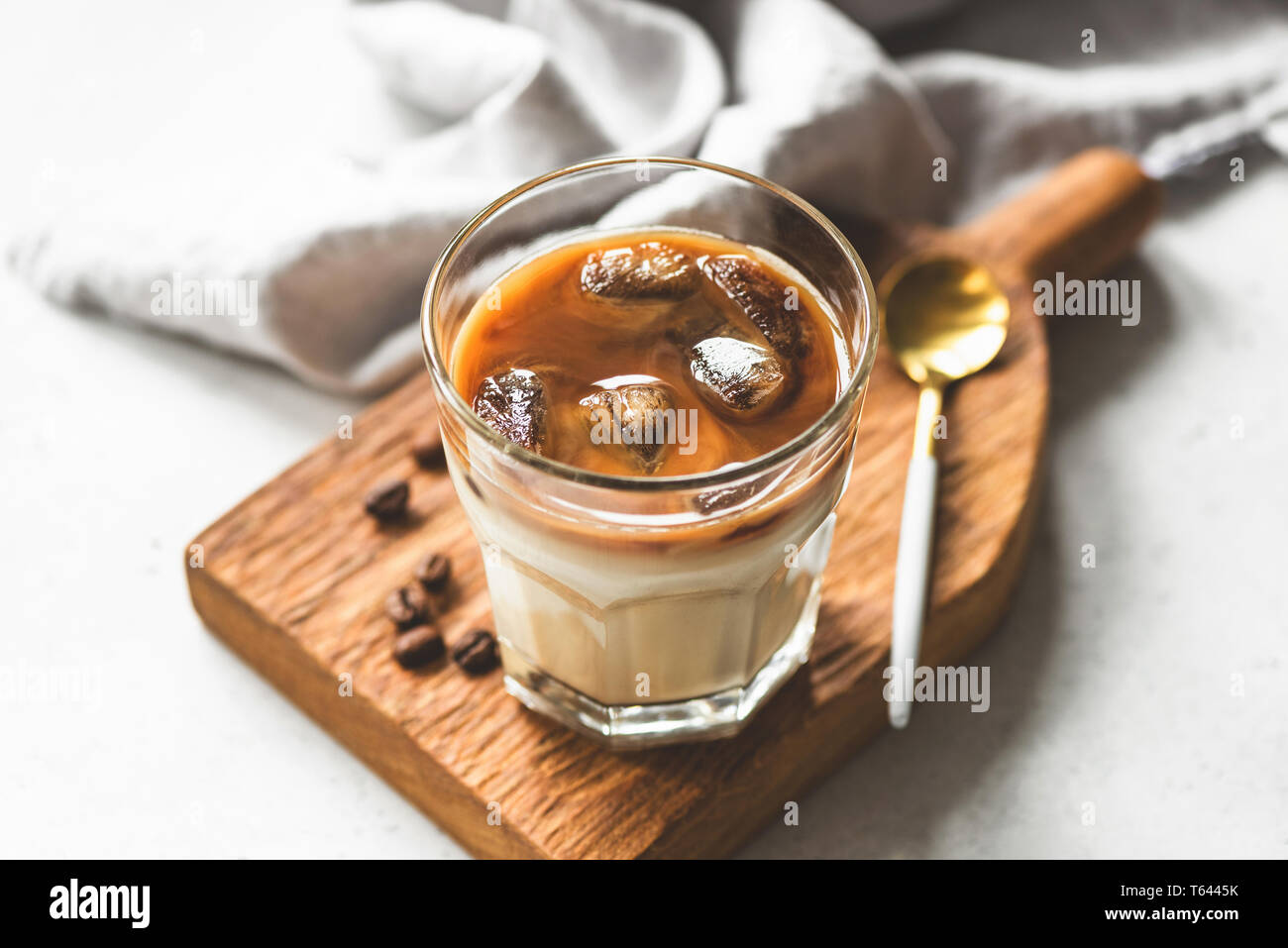 Eis Kaffee mit Sahne in einem Glas auf Holzbrett. Kalter Kaffee brühen Stockfoto