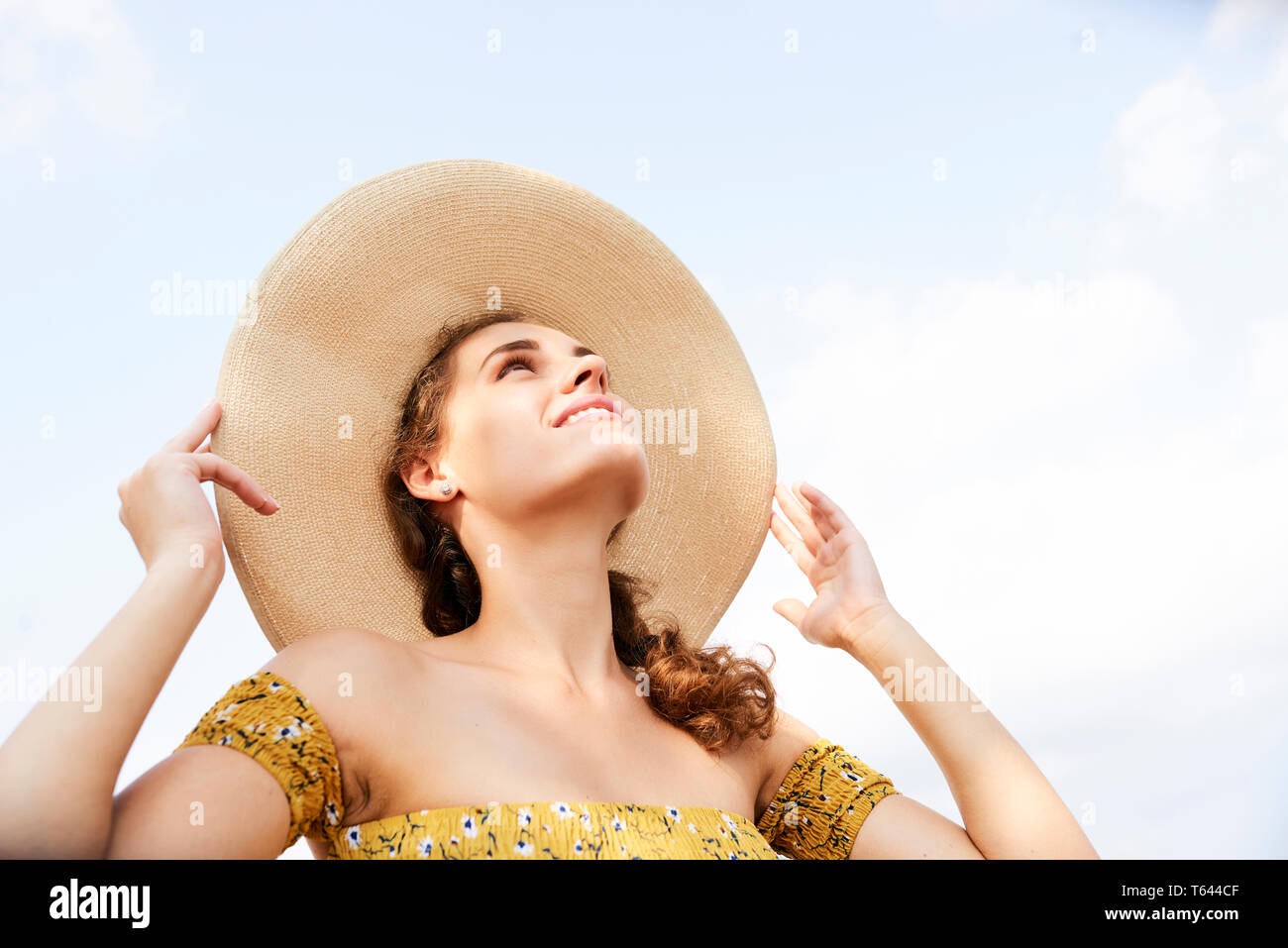 Glückliche Frau im Stroh Hut Stockfoto