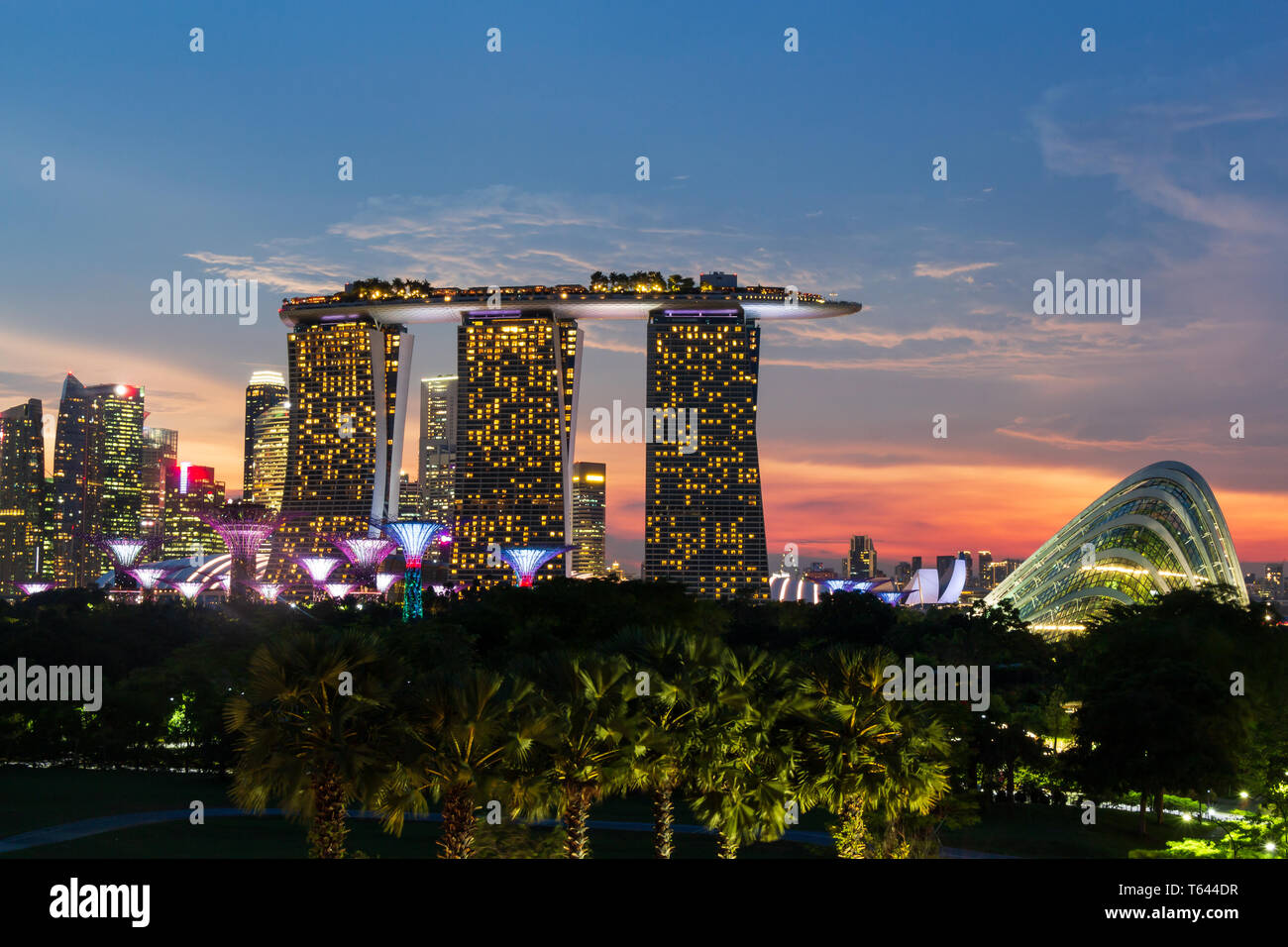 Singapur Skyline Stadtbild auf Marina und den Sonnenuntergang in der Dämmerung. Genommen Foto von Marina Barrage. Stockfoto