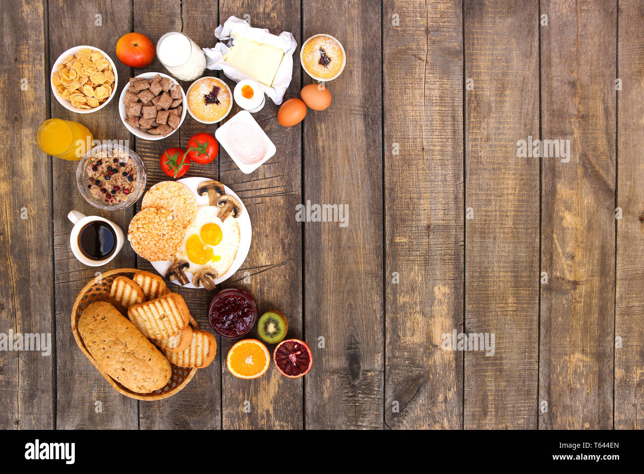 Gesunde Ernährung auf alten Holz- Hintergrund. Frühstück. Ansicht von oben. Flach. Stockfoto