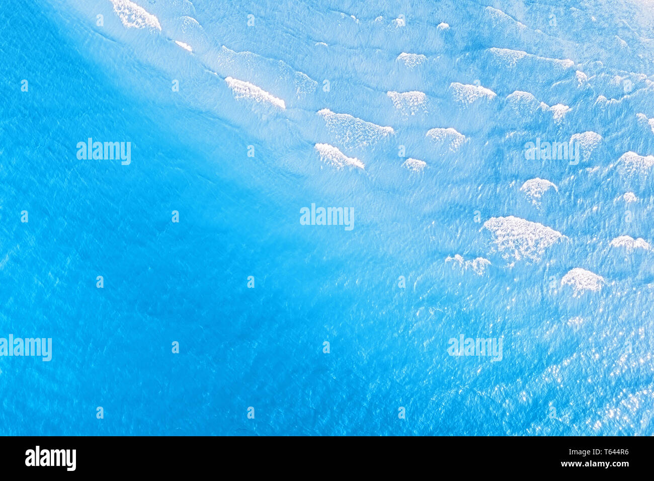 Die hellen, blauen tropischen Meer mit Wellen Luftaufnahme. Natürliche Textur und Hintergrund Stockfoto