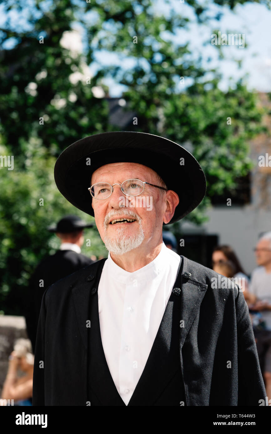 Pont-Aven, Frankreich - August 5, 2018: Festival der Stechginster Blumen, einem traditionellen Umzug mit keltischen Kreise und bagadou, Tanz und Musik aus Stockfoto