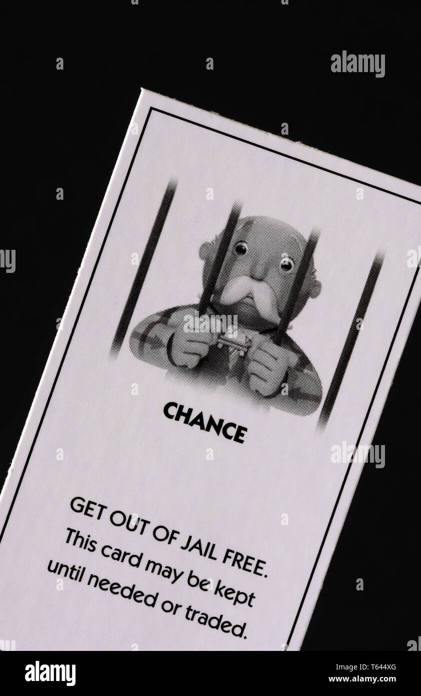 Aus dem Gefängnis frei Karte von Hasbro Monopoly, vor einem schwarzen Hintergrund Stockfoto