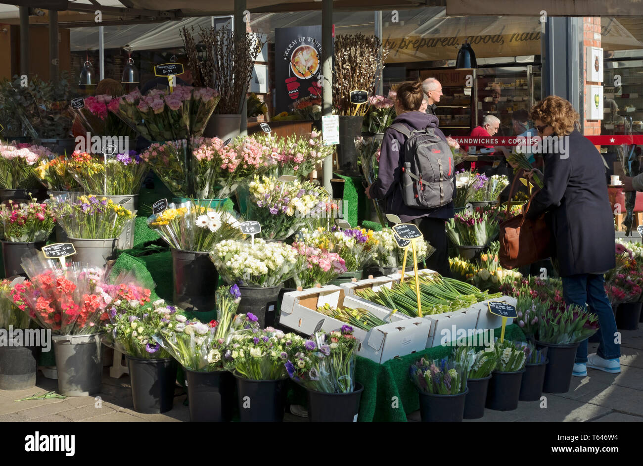 Frische Blumen zum Verkauf auf dem Freiluftmarkt im Stadtzentrum York North Yorkshire England UK Vereinigtes Königreich GB Großbritannien Stockfoto