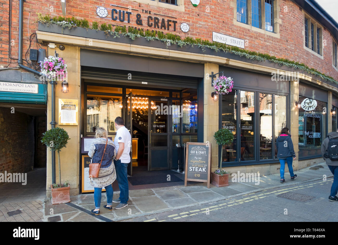 Das Steak- und Bierrestaurant Cut & Craft im Stadtzentrum von St Sampsons Square York North Yorkshire England Großbritannien GB Großbritannien Stockfoto