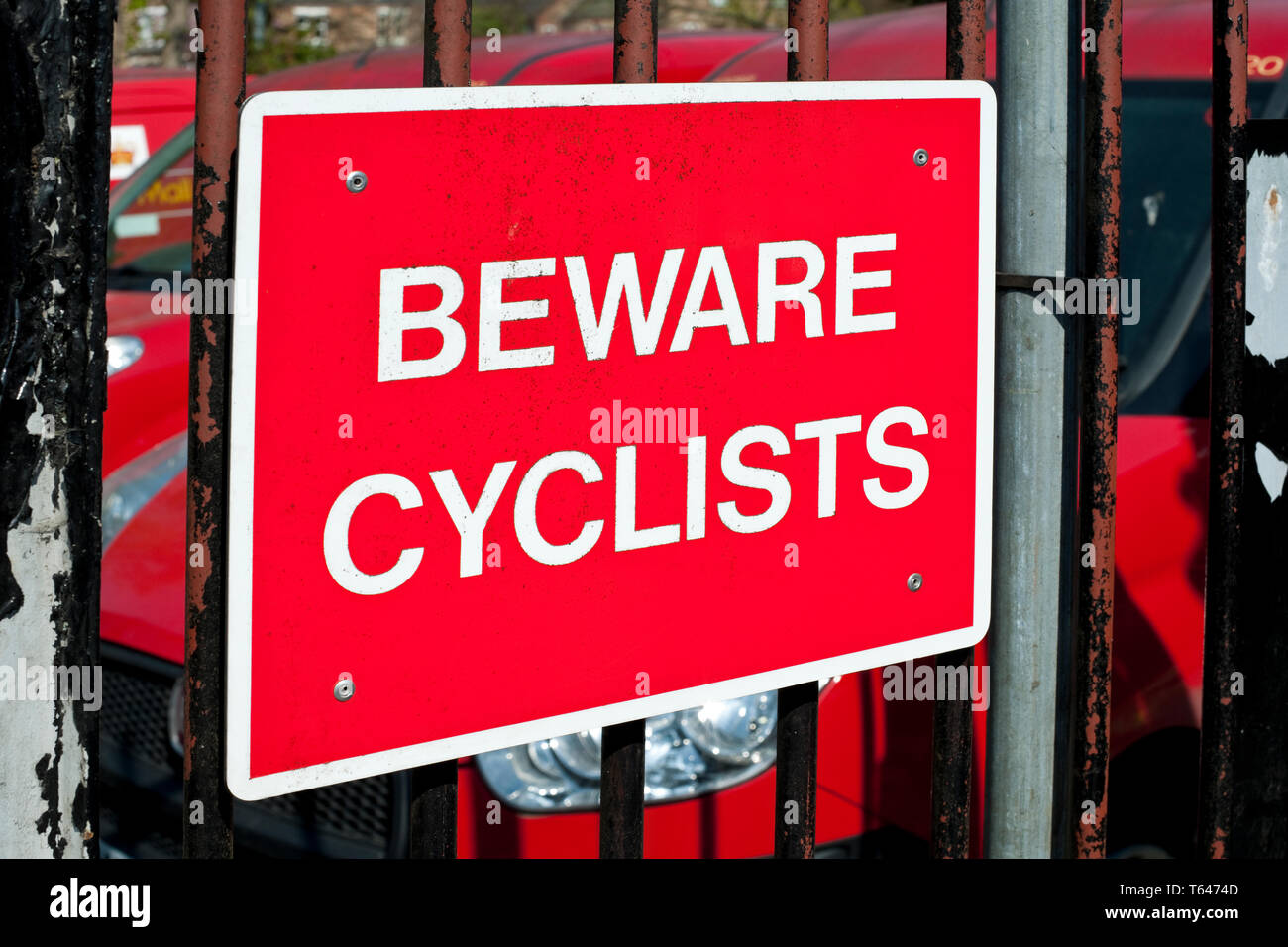 Nahaufnahme von roten hüten Radfahrer Radfahrer Radfahren Verkehr Warnschild England Großbritannien GB Großbritannien Stockfoto
