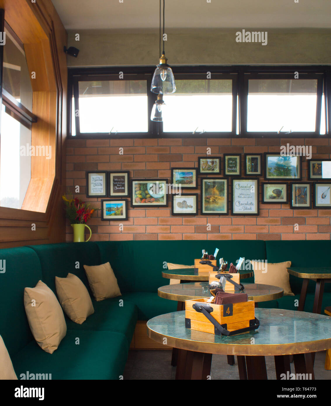 Gemütlich und farbenfroh Cafe Innen Stockfoto