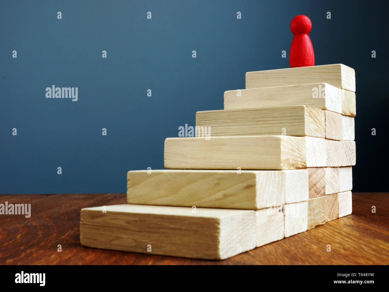 Persönliche Entwicklung und Wachstum, Erfolg in der Karriere Konzepte. Treppen und rote Figur als Symbol von Leader. Stockfoto