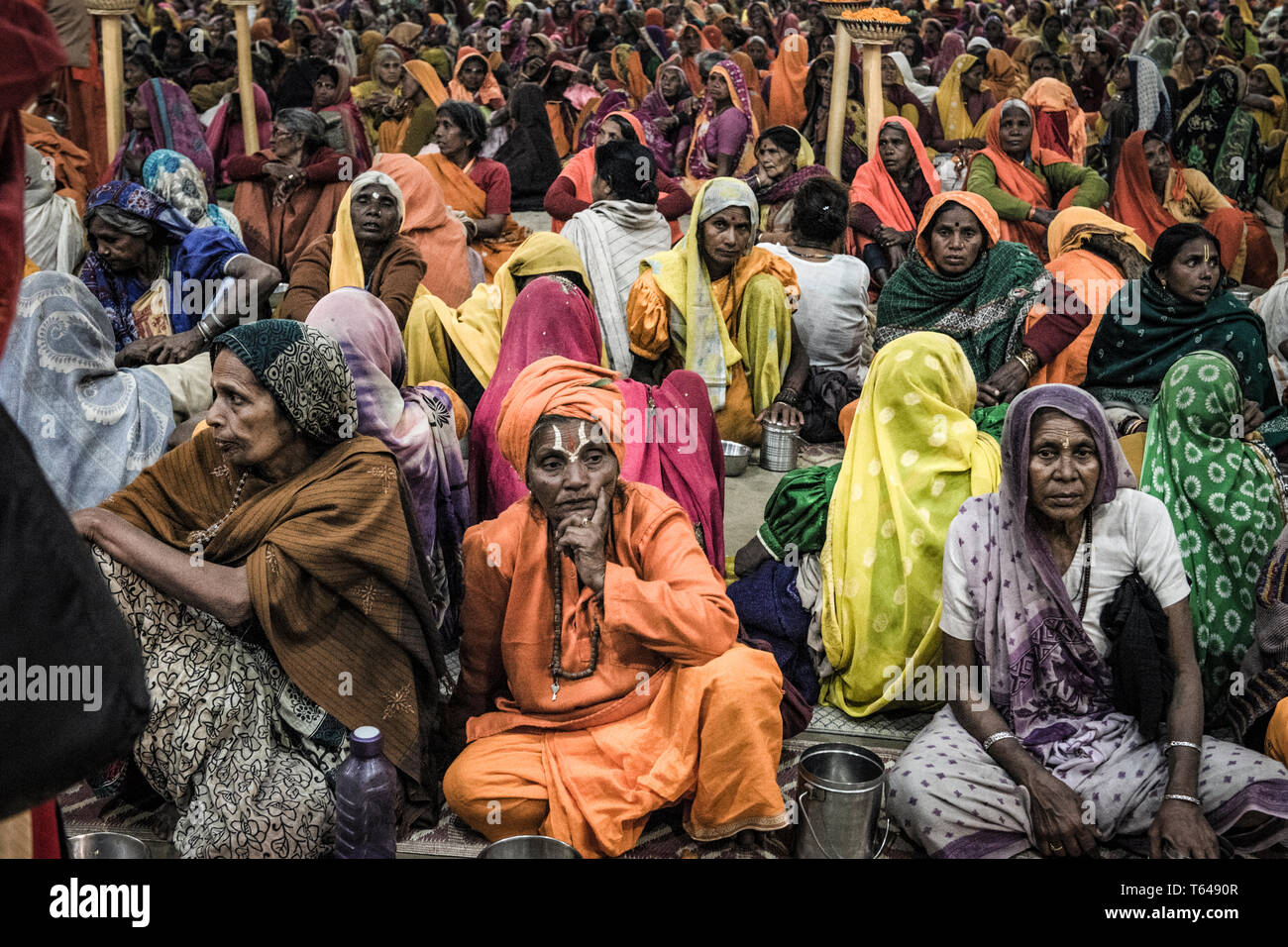 Pilgrim Frauen während der Kumbh Mela warten auf die Mahlzeit in der Kantine in einem Zelt von Allahabad, Indien Stockfoto