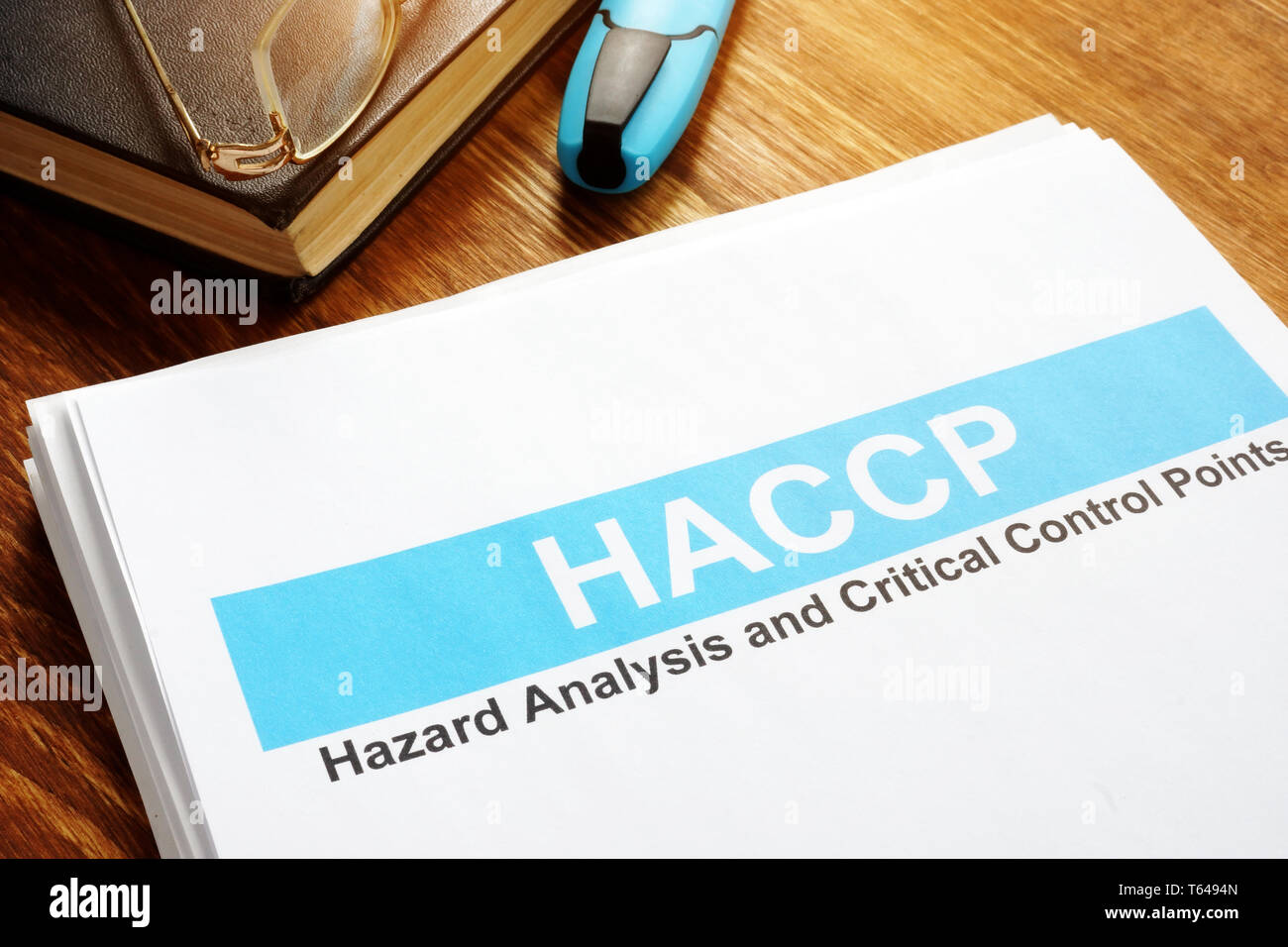 HACCP Hazard Analysis and Critical Control Points Bericht über den Tisch. Stockfoto
