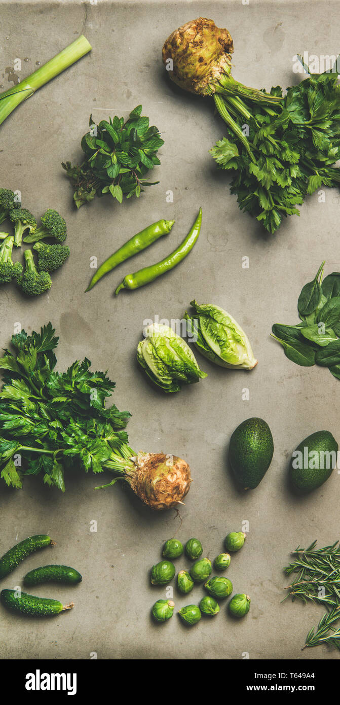 Gesund vegan Zutaten Layout über konkrete Tabelle Hintergrund, schmale Zusammensetzung Stockfoto