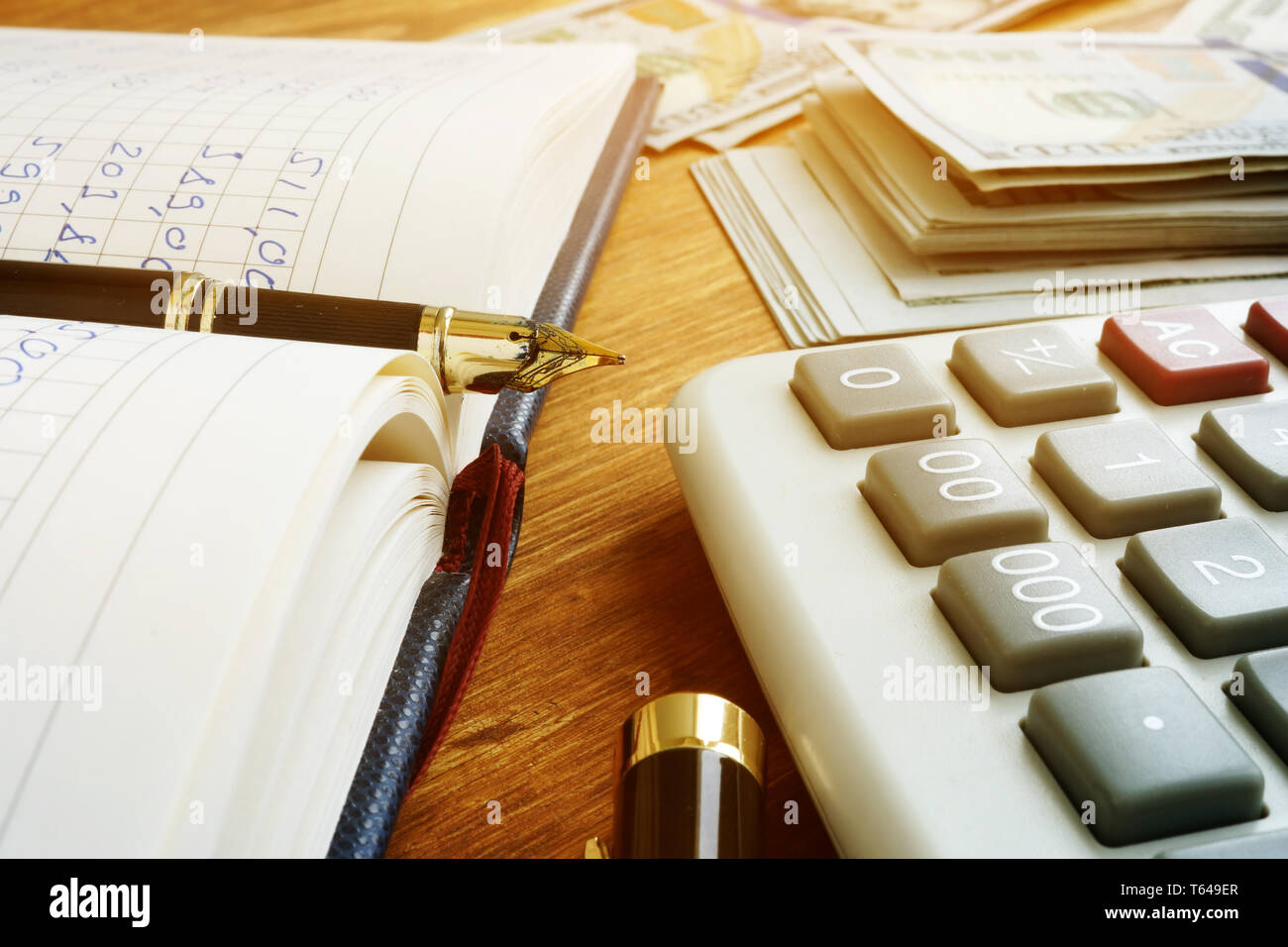 Accounting Buch, Rechner und Geld. Home monatlichen Budgets. Stockfoto
