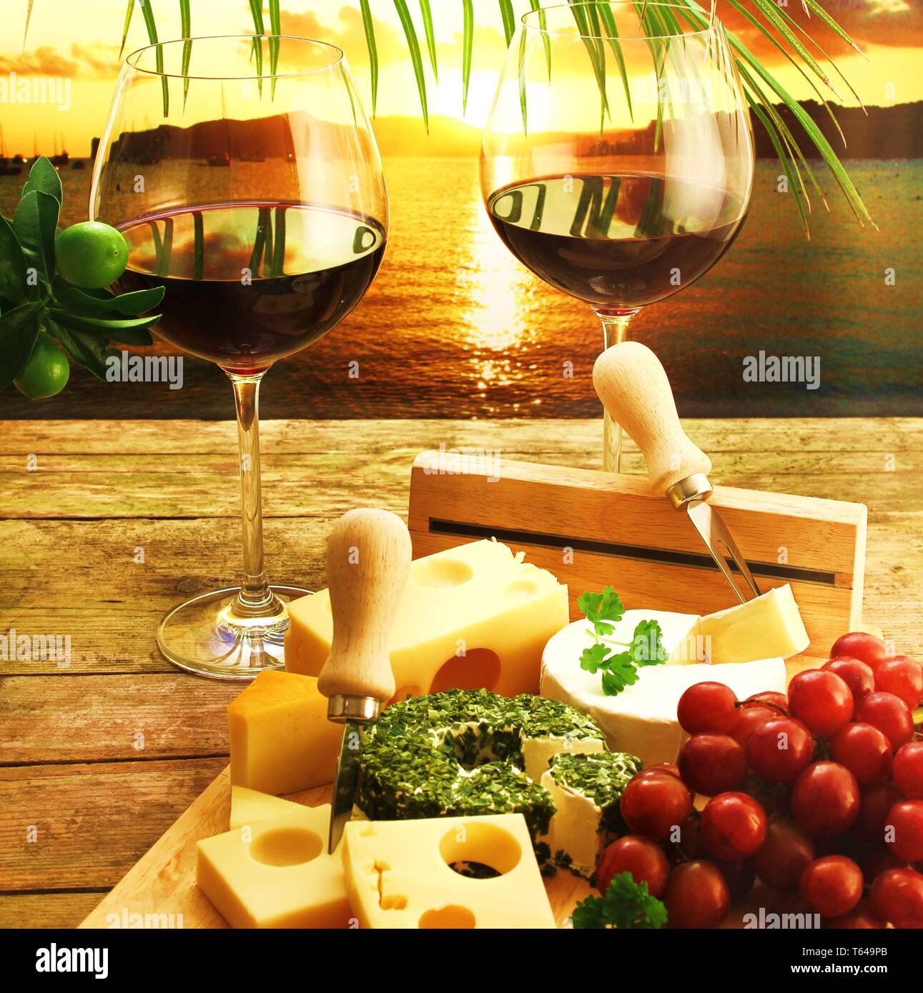 Käse und Rotwein Stockfoto