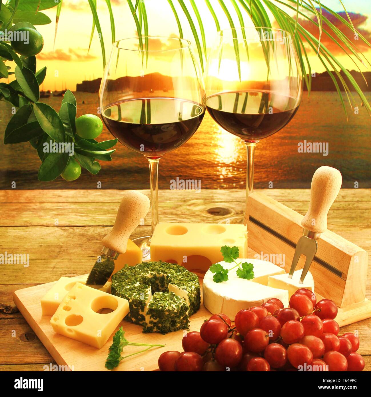 Käseplatte mit Wein Stockfoto