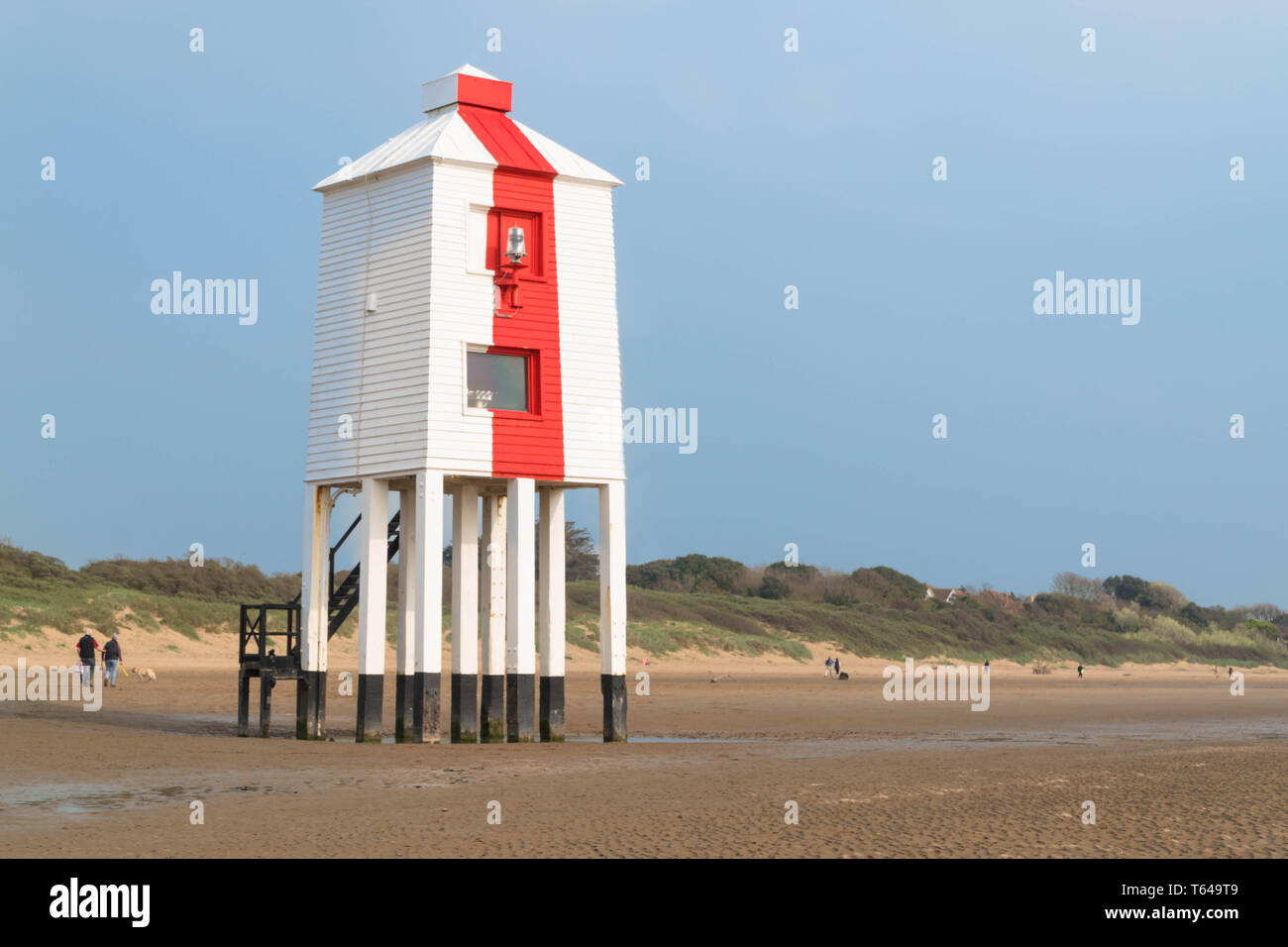 Niedrige Leuchtturm auf dem Watt an den Bristol Channel von Burnham-on-Sea, Somerset England UK. April 2019 Stockfoto