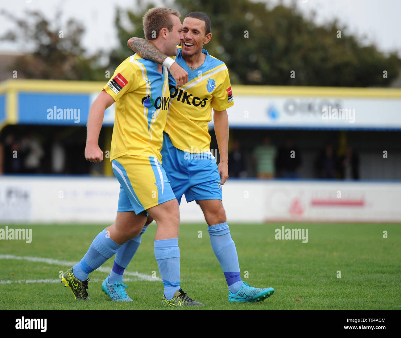 Canveys Tony Stokes feiert mit Ashley Dumas zählenden Canveys zweite equalizer die Noten für 2-2 gegen Potters Bar der Stadt. Stockfoto