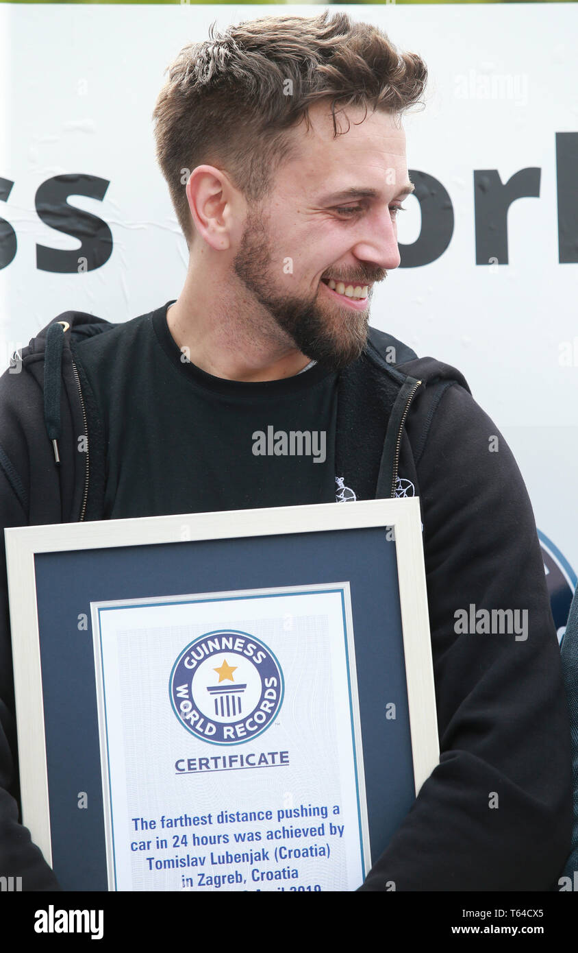 Zagreb, Kroatien. 28 Apr, 2019. Tomislav Lubenjak hält die Guinness Zertifikat nach dem Bruch der Guinness World Record für den Druck ein Auto am weitesten in 24 Stunden, die von einer Einzelperson, die in Zagreb, Kroatien, 28. April 2019. Lubenjak set weg um 3:00 Uhr am Samstag und hielten an um 2:20 pm am Sonntag nach dem Drücken der Smart Auto mit Fahrer innen für 106.938 Kilometer. Credit: Matija Habljak/Xinhua/Alamy leben Nachrichten Stockfoto